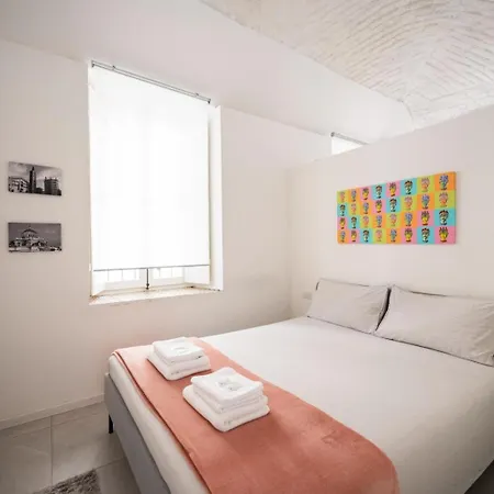 Renee - Parking Only 5 Minutes Apartment Parma