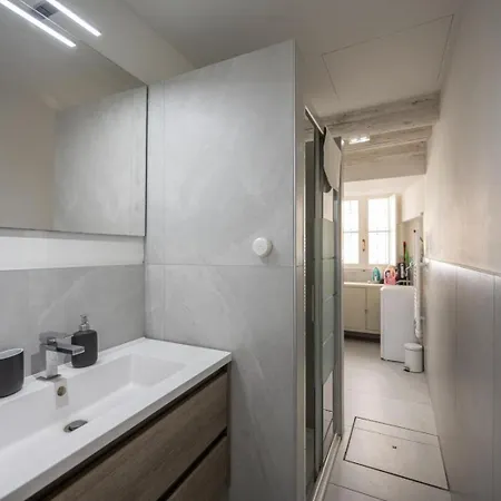 Renee - Parking Only 5 Minutes Apartment *