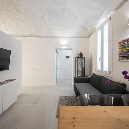 Renee - Parking Only 5 Minutes Apartment *