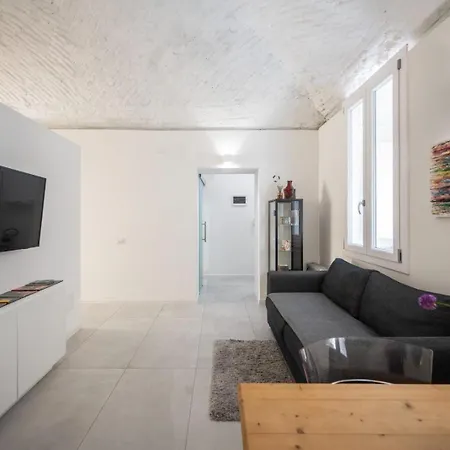 Renee - Parking Only 5 Minutes Apartment